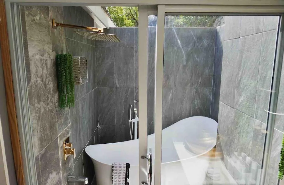Lush Relaxing Coastline Villa With Private Pool 트레저 비치