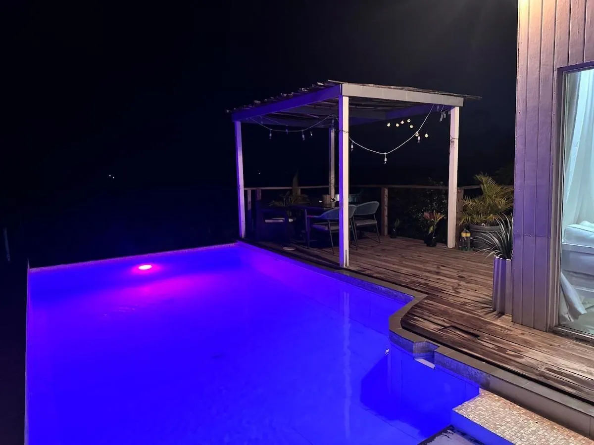 Lush Relaxing Coastline Villa With Private Pool 트레저 비치