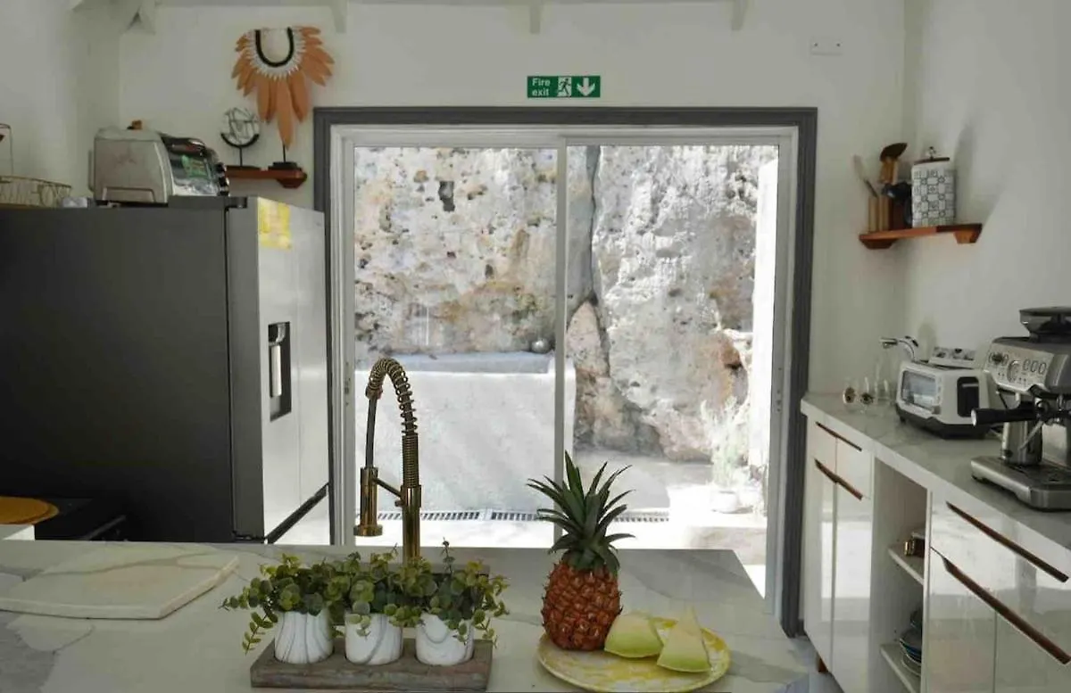 Lush Relaxing Coastline Villa With Private Pool 트레저 비치