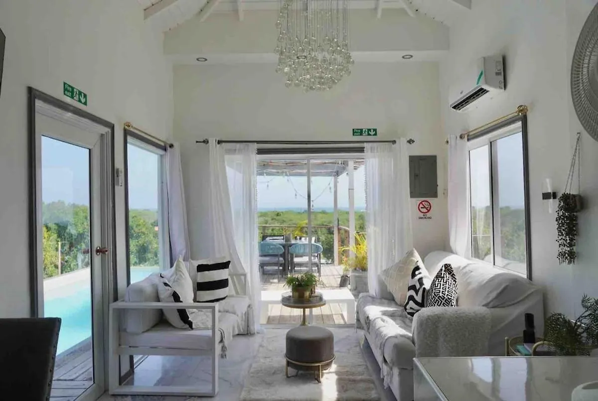 Lush Relaxing Coastline Villa With Private Pool 트레저 비치