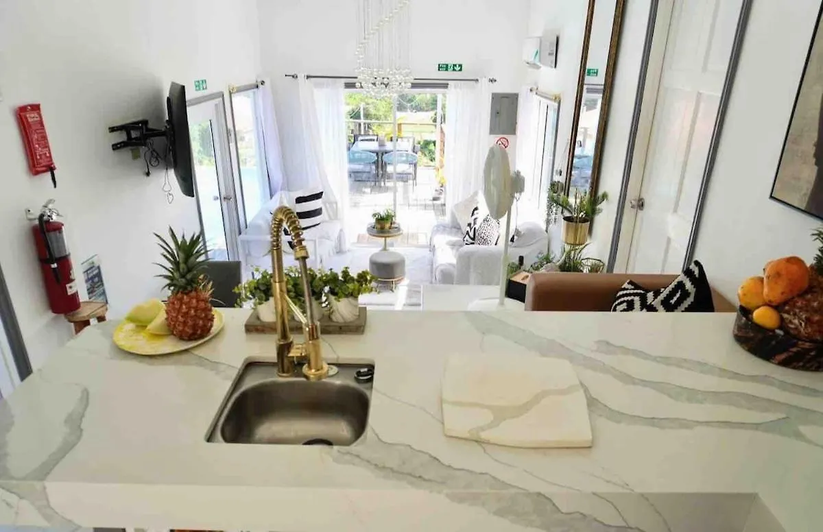 Lush Relaxing Coastline Villa With Private Pool 트레저 비치 0*,  자메이카