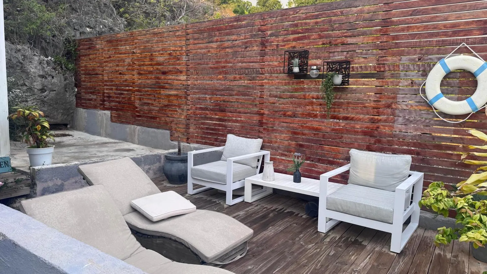 Lush Relaxing Coastline Villa With Private Pool 트레저 비치