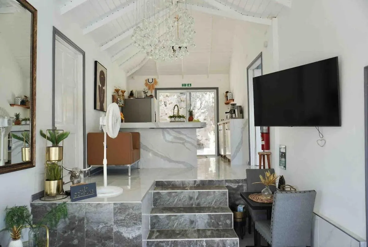 Lush Relaxing Coastline Villa With Private Pool 트레저 비치