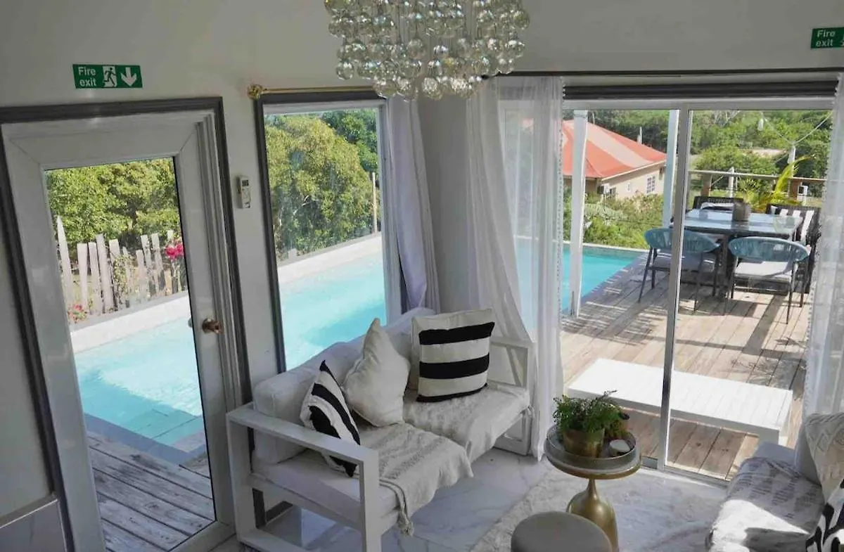 Lush Relaxing Coastline Villa With Private Pool 트레저 비치