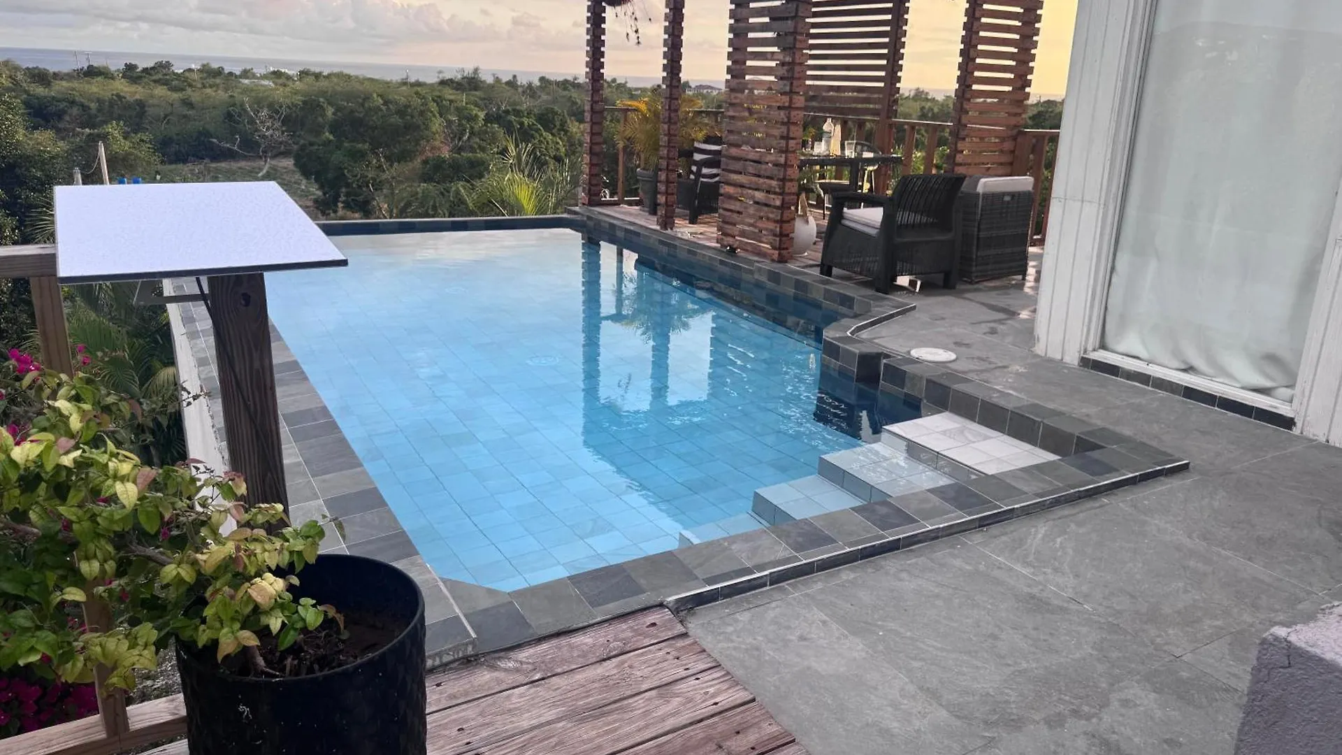 Lush Relaxing Coastline Villa With Private Pool 트레저 비치