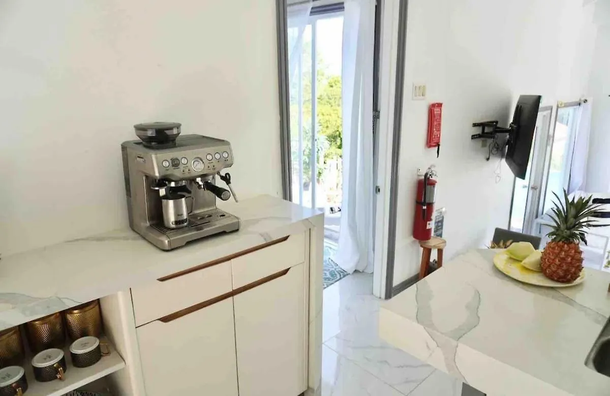 Lush Relaxing Coastline Villa With Private Pool 트레저 비치
