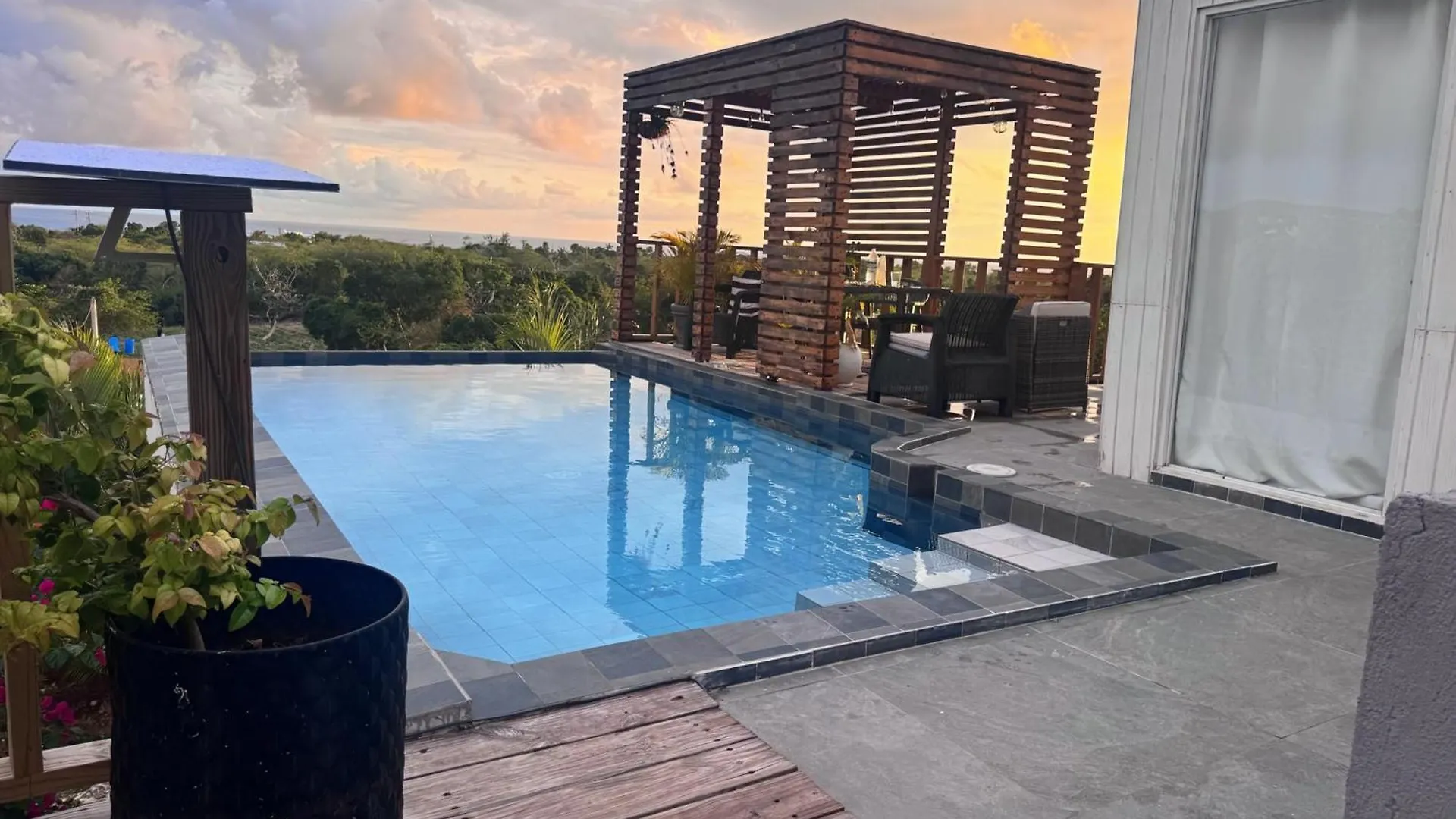 Lush Relaxing Coastline Villa With Private Pool 트레저 비치